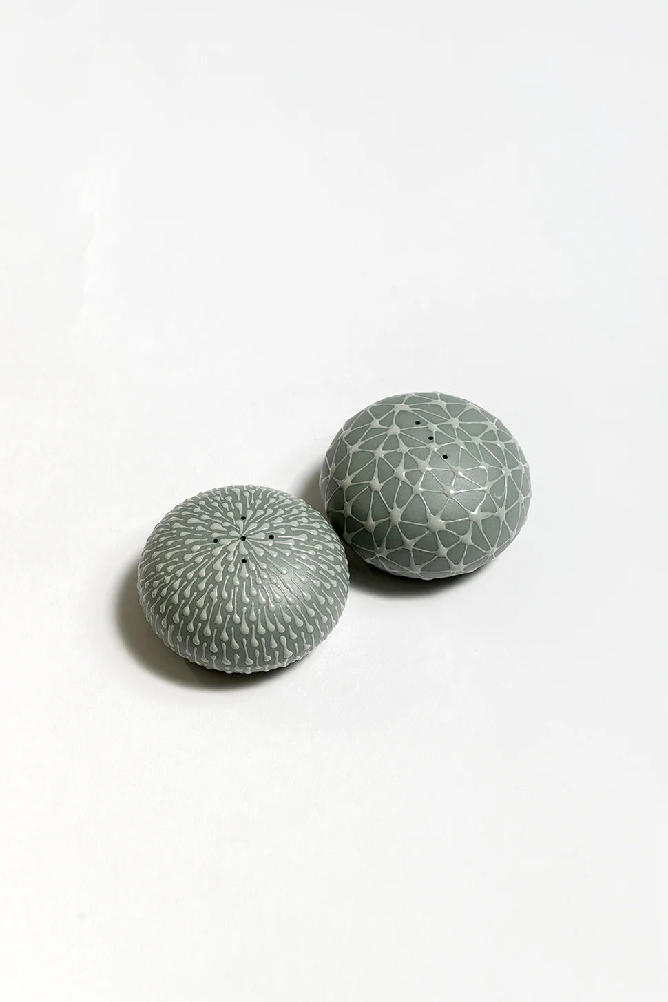 סט מלח פלפל חלוקי נחל- אפור על אפור