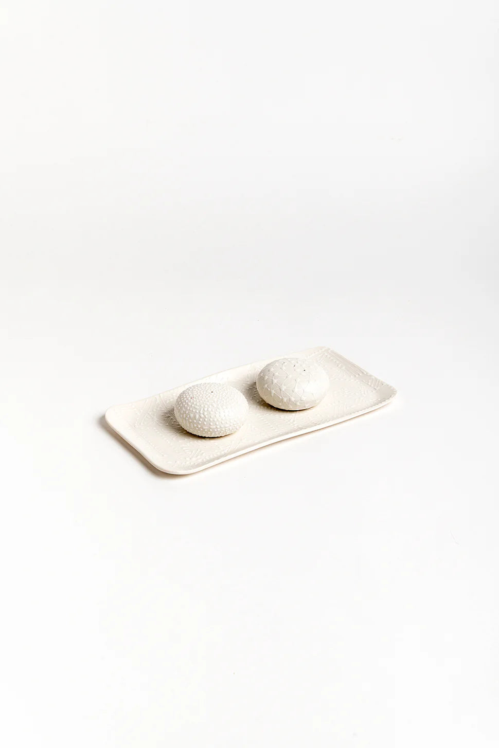 סט מלח פלפל חלוקי נחל- לבן על לבן