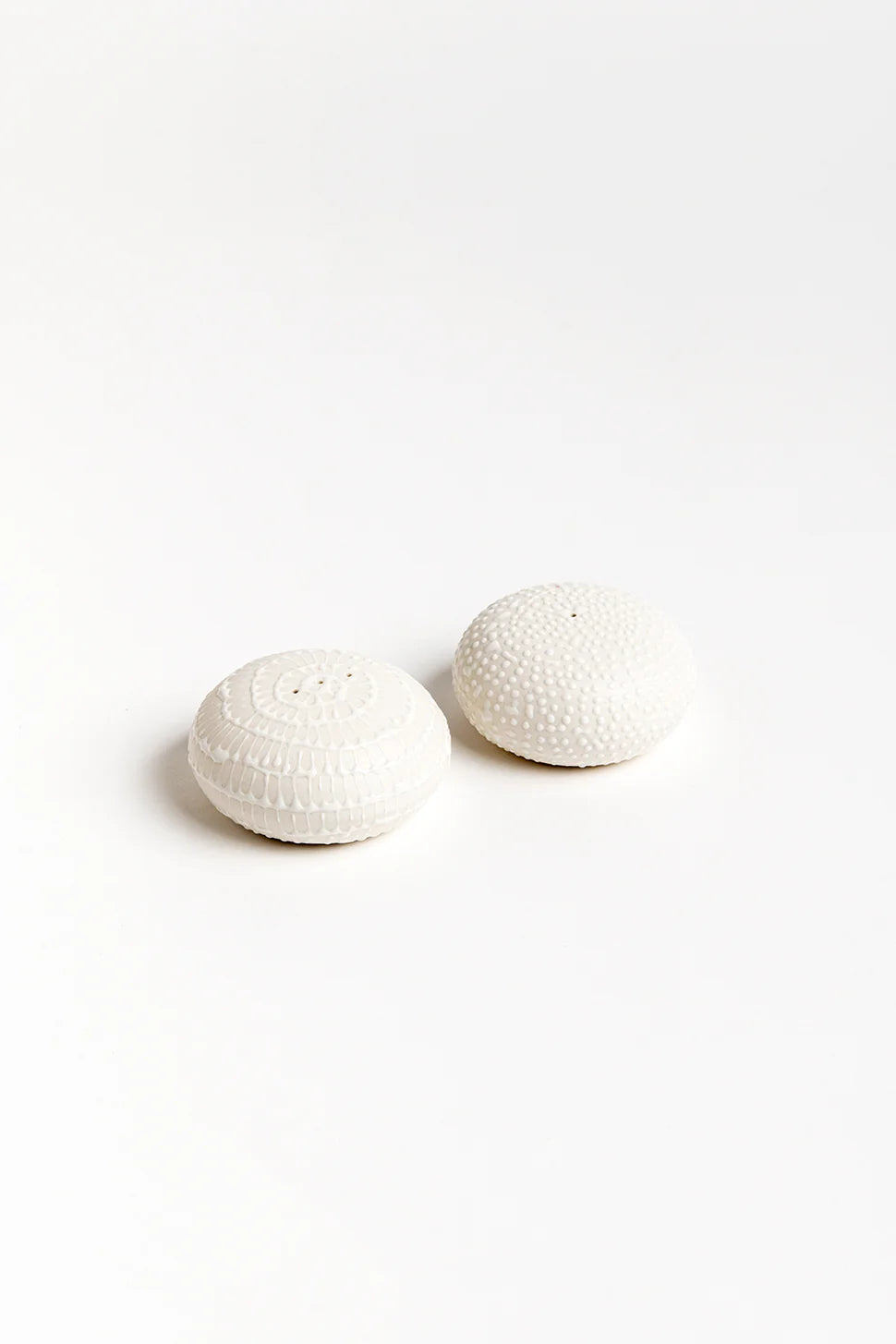 סט מלח פלפל חלוקי נחל- לבן על לבן