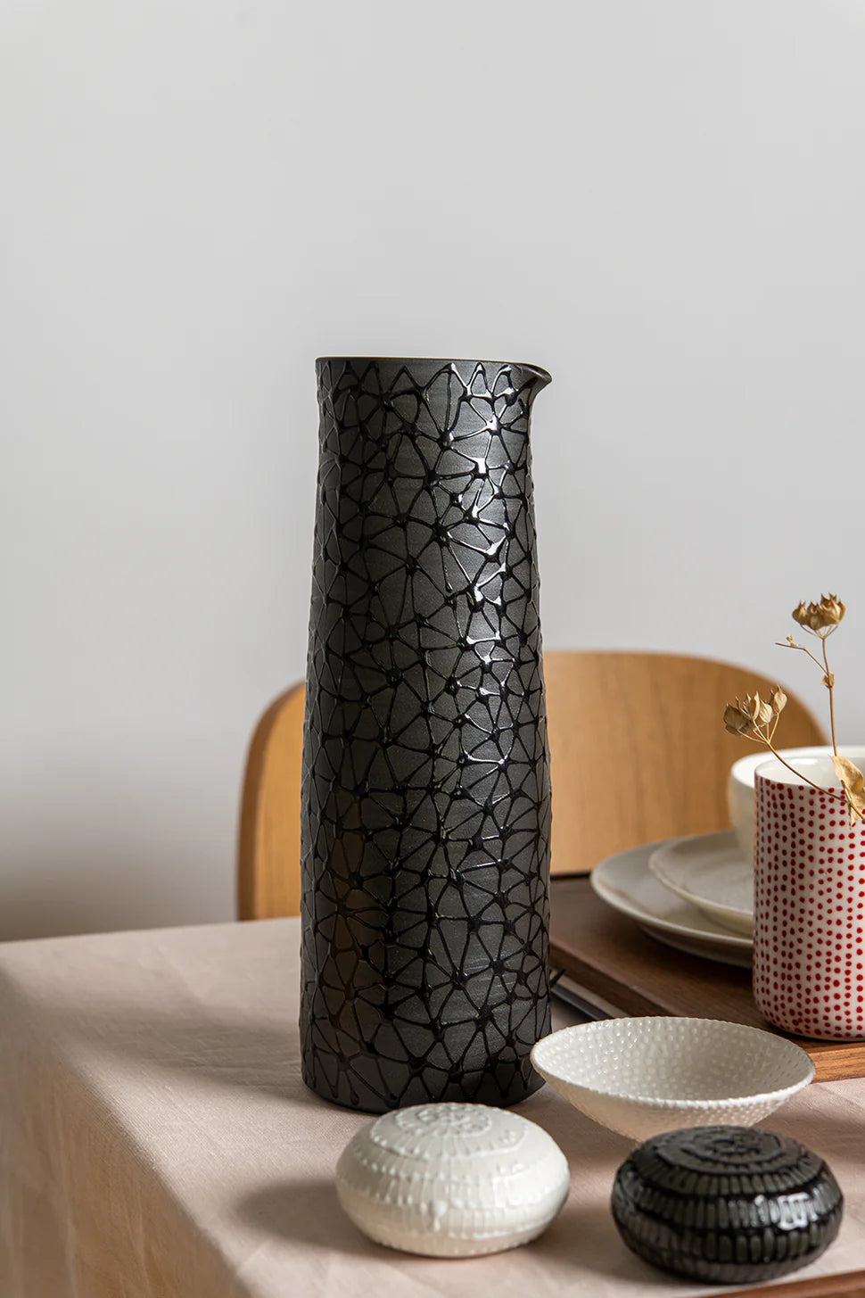 סט מלח פלפל חלוקי נחל- שחור על שחור ולבן על לבן