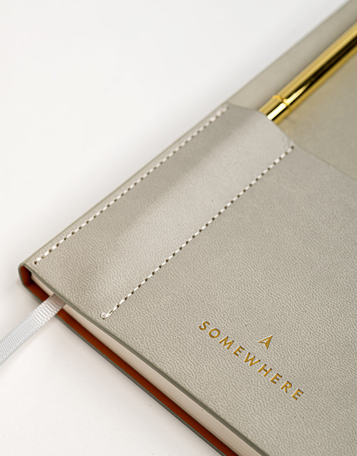 המחברת האולטימטיבית - בצבע אפור אבן + עט מוזהבת