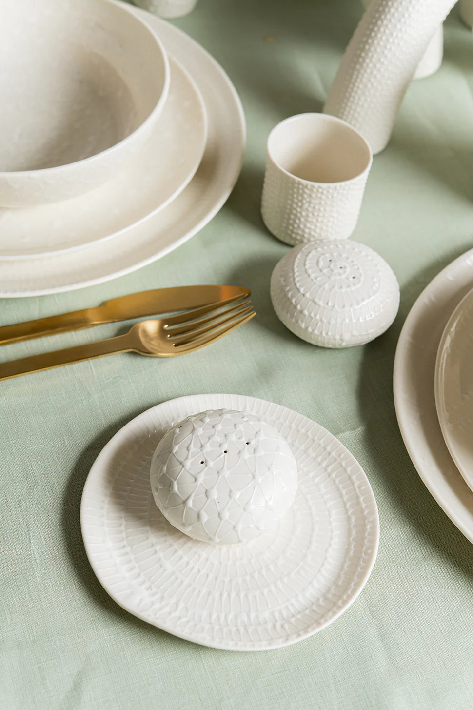 סט מלח פלפל חלוקי נחל- לבן על לבן