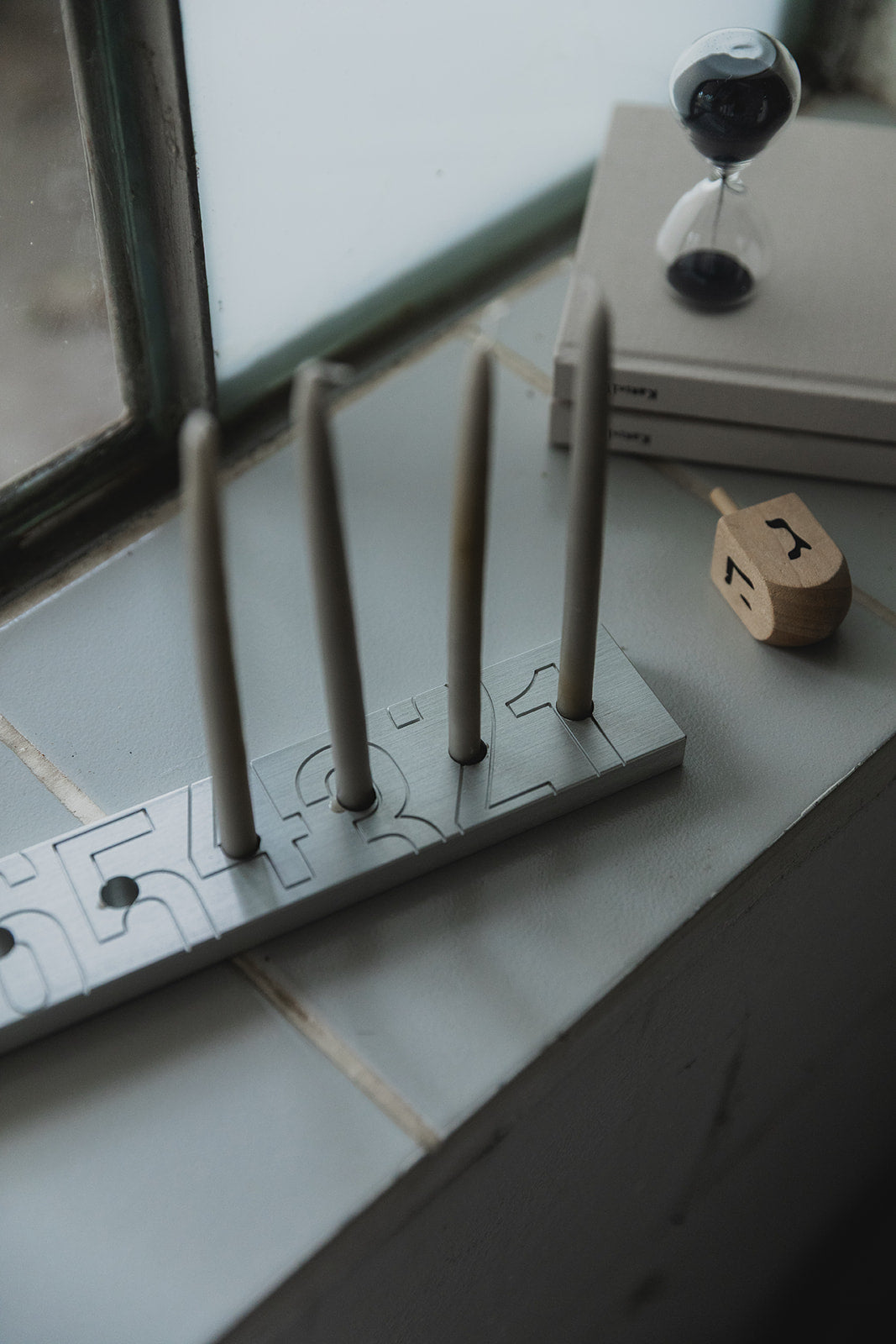 חנוכיית אלומניום צרה - כסף