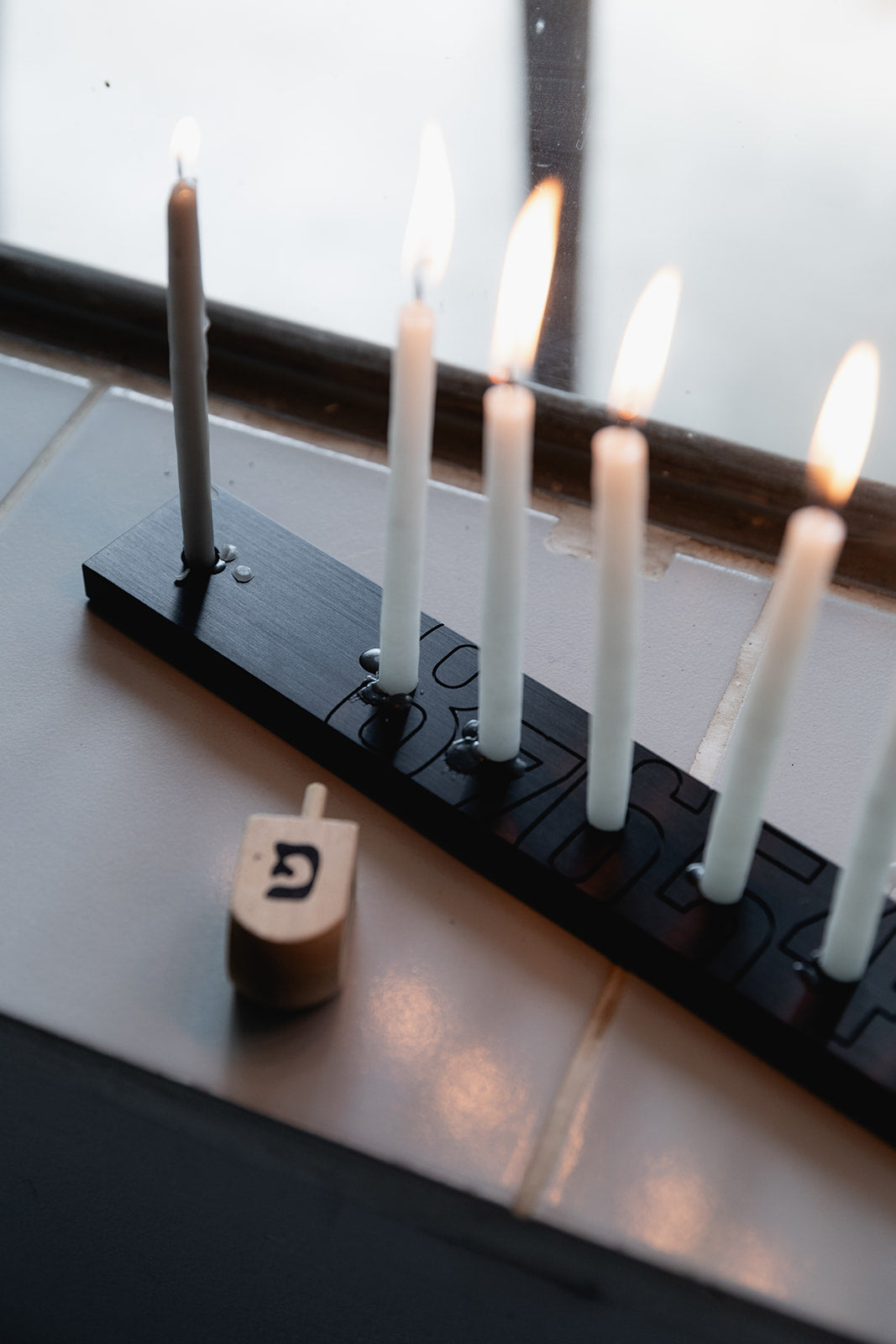 חנוכיית אלומניום צרה - שחורה