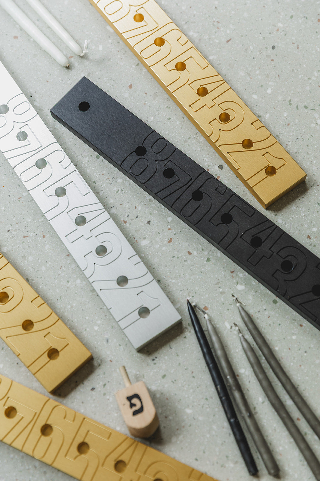 חנוכיית אלומניום צרה - שחורה