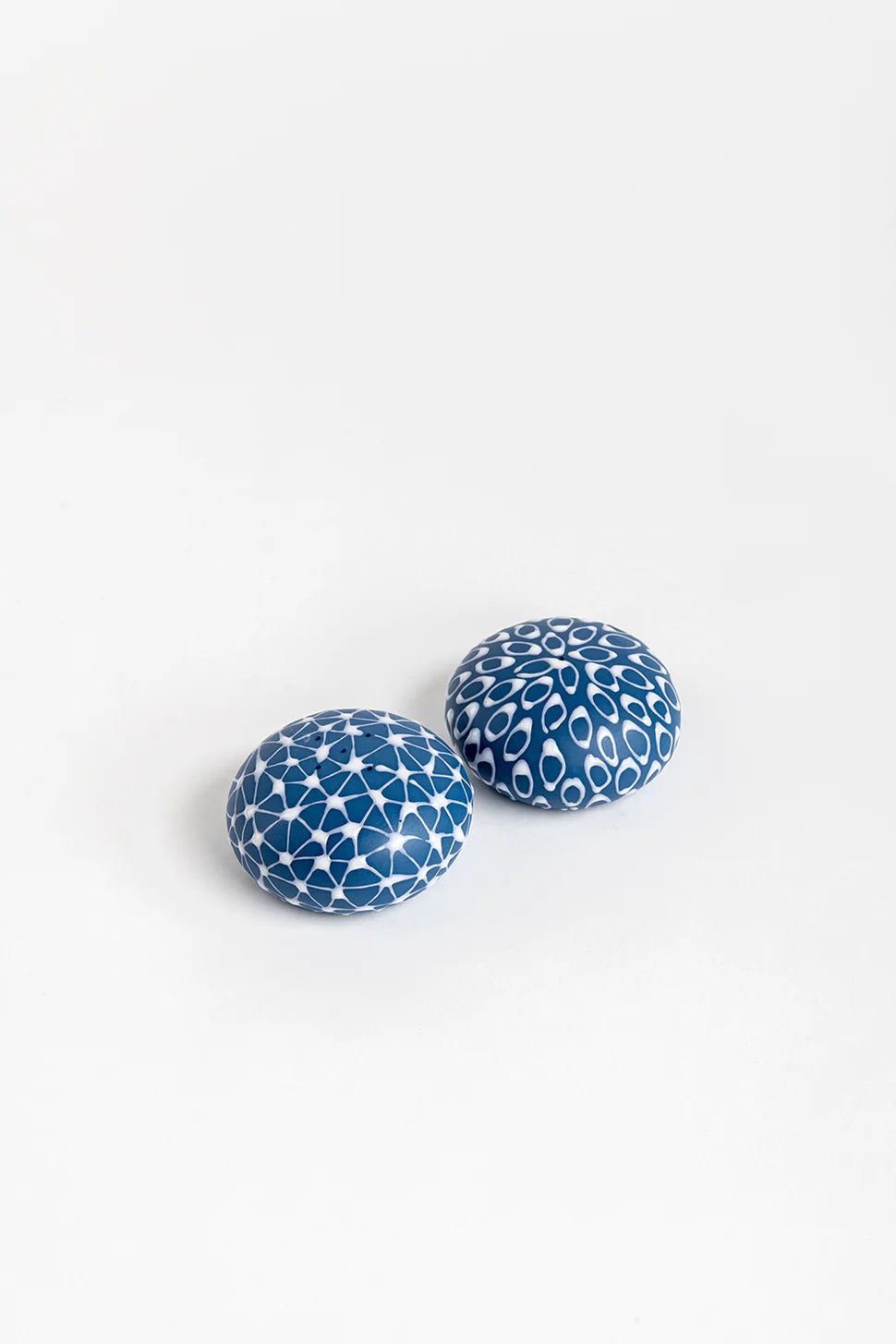 סט מלח פלפל חלוקי נחל- לבן על כחול