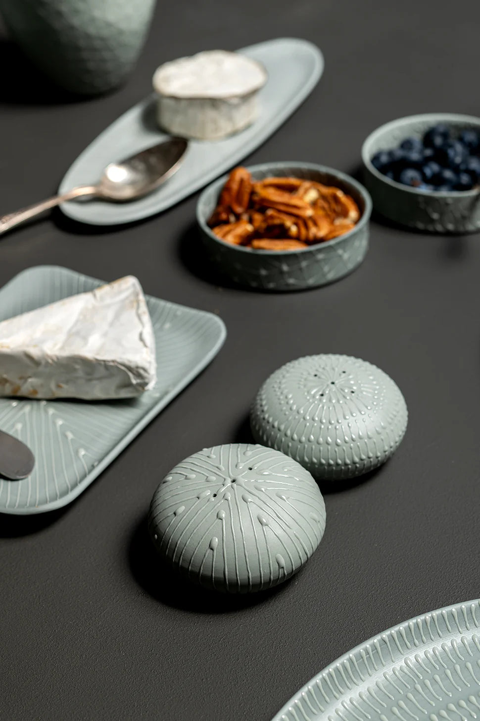 סט מלח פלפל חלוקי נחל- אפור על אפור