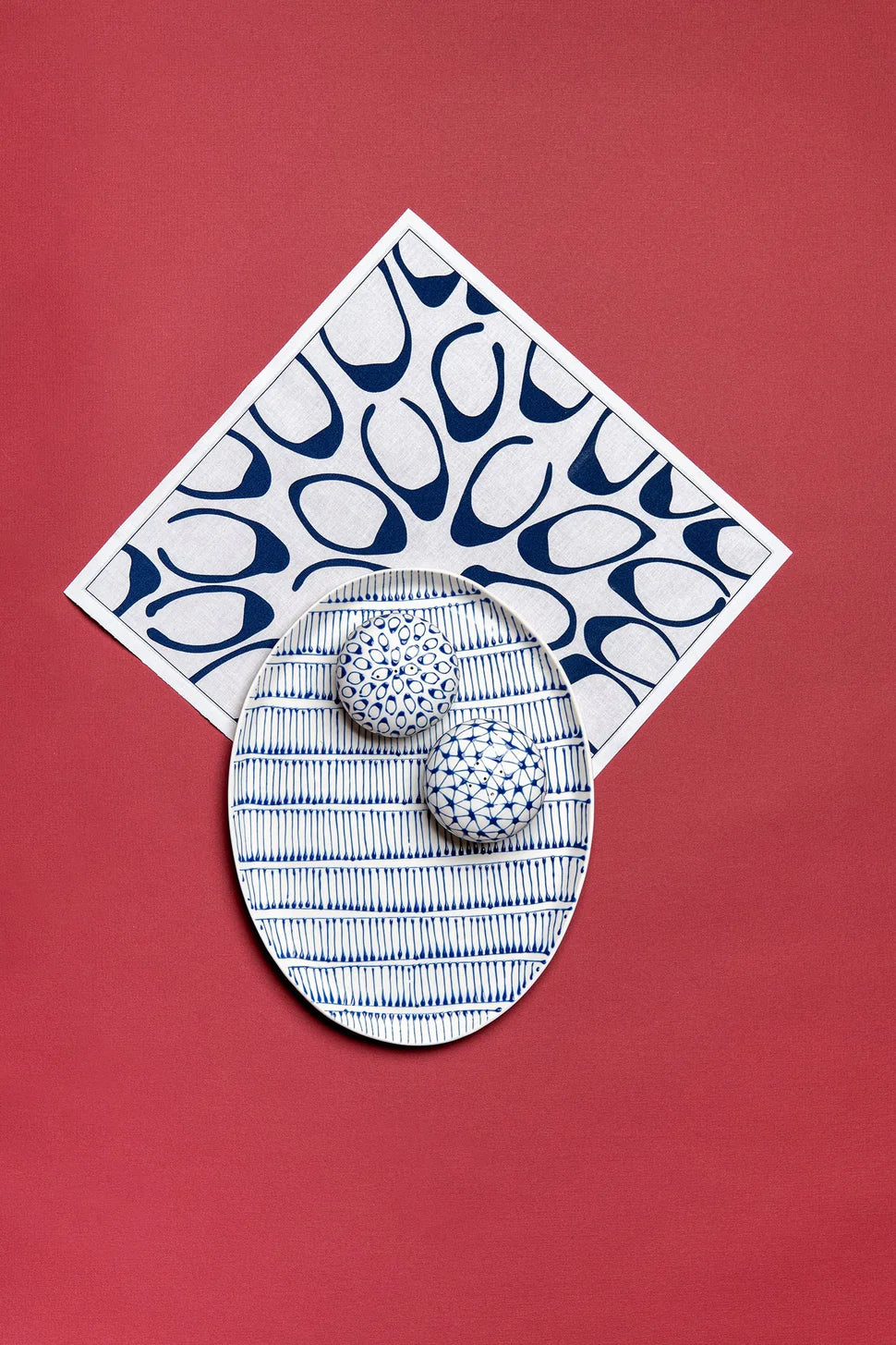 סט מלח פלפל חלוקי נחל- כחול על לבן