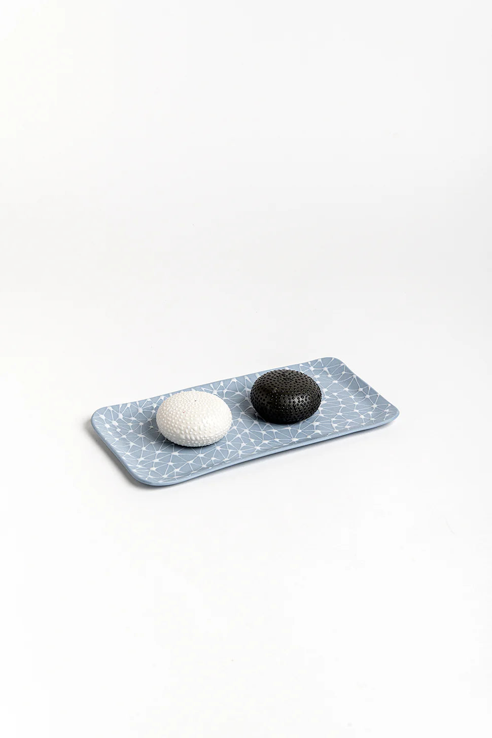 סט מלח פלפל חלוקי נחל- שחור על שחור ולבן על לבן