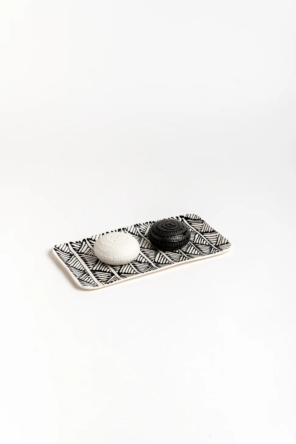 סט מלח פלפל חלוקי נחל- שחור על שחור ולבן על לבן