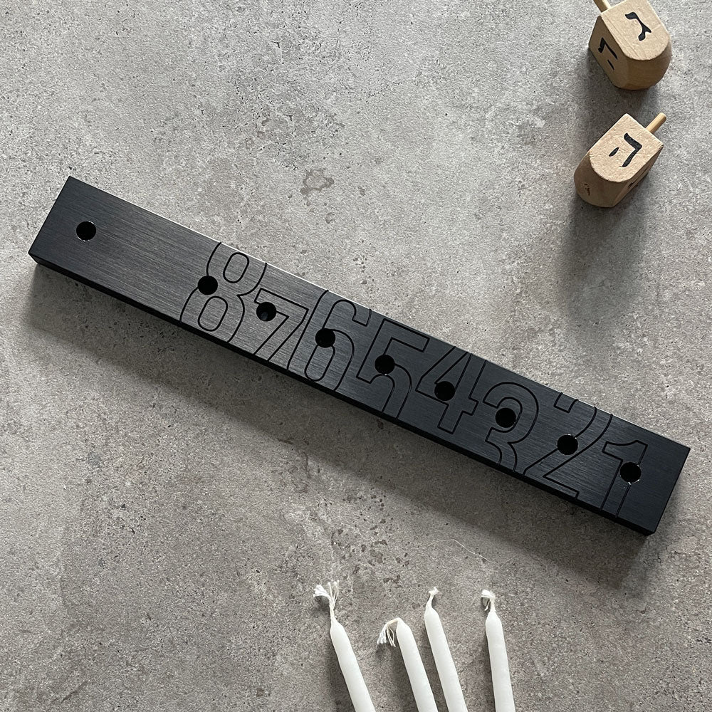 חנוכיית אלומניום צרה -  שחורה