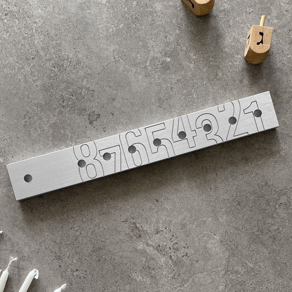 חנוכיית אלומניום צרה - כסף