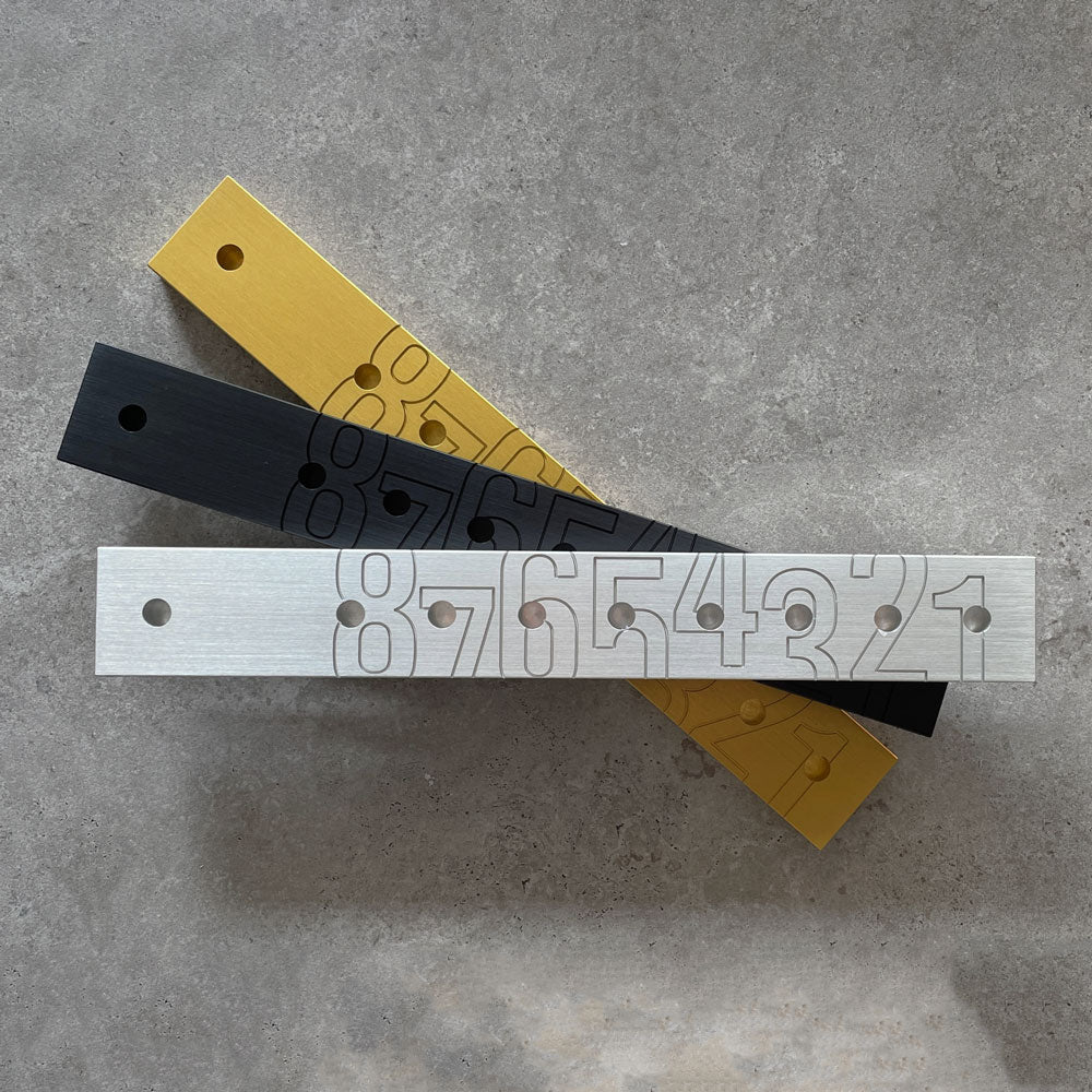 חנוכיית אלומניום צרה -  שחורה