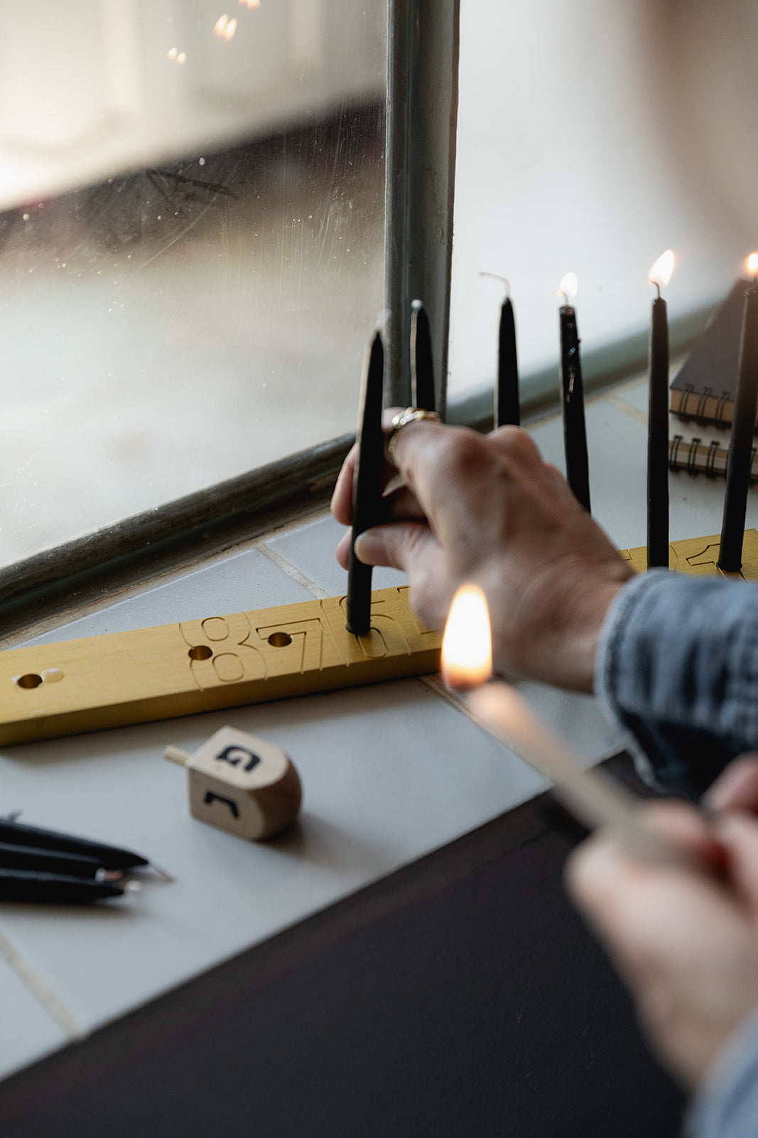 חנוכיית אלומניום צרה - זהב