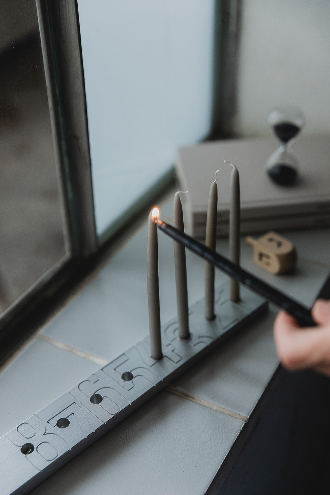 חנוכיית אלומניום צרה - כסף