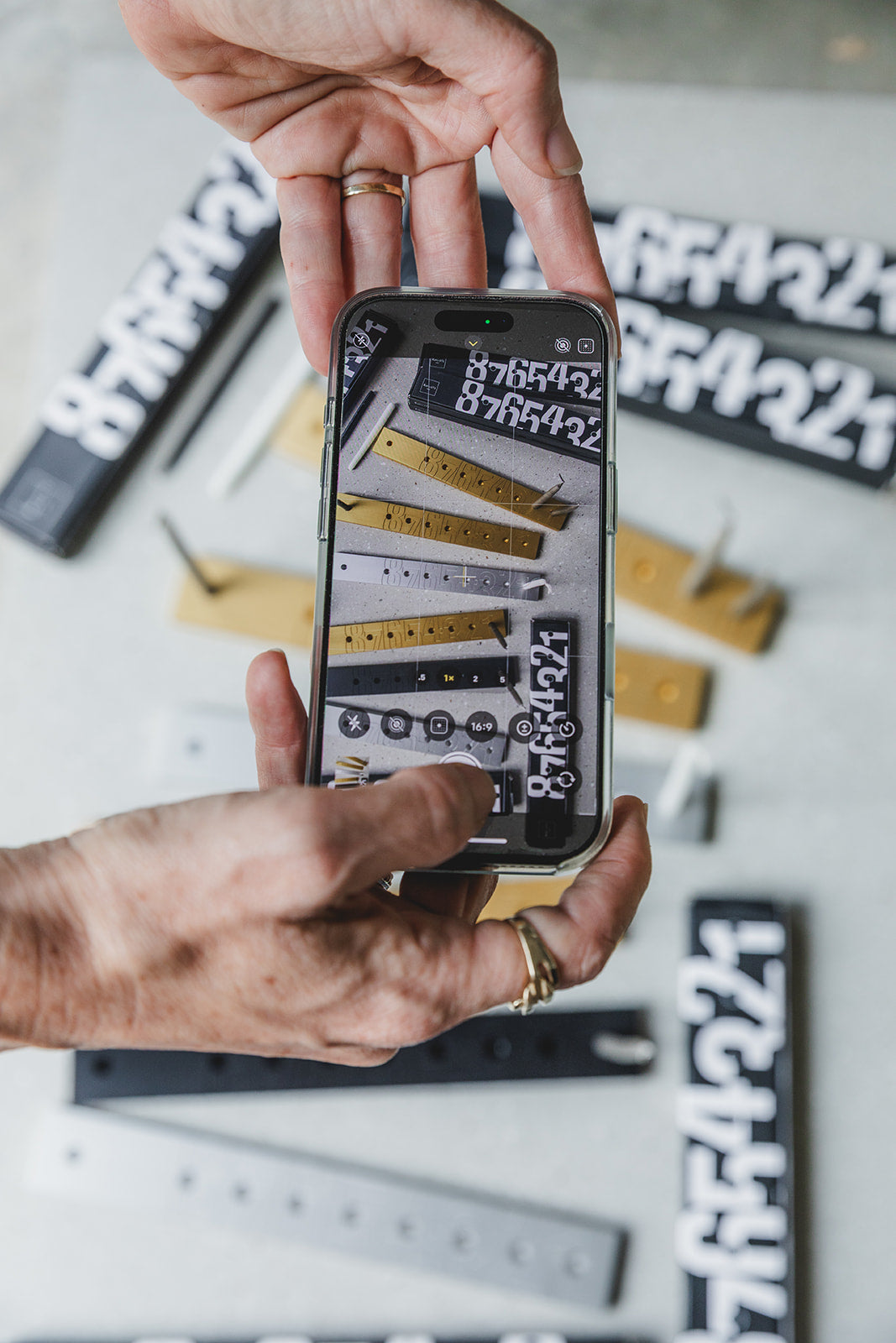 חנוכיית אלומניום צרה - זהב