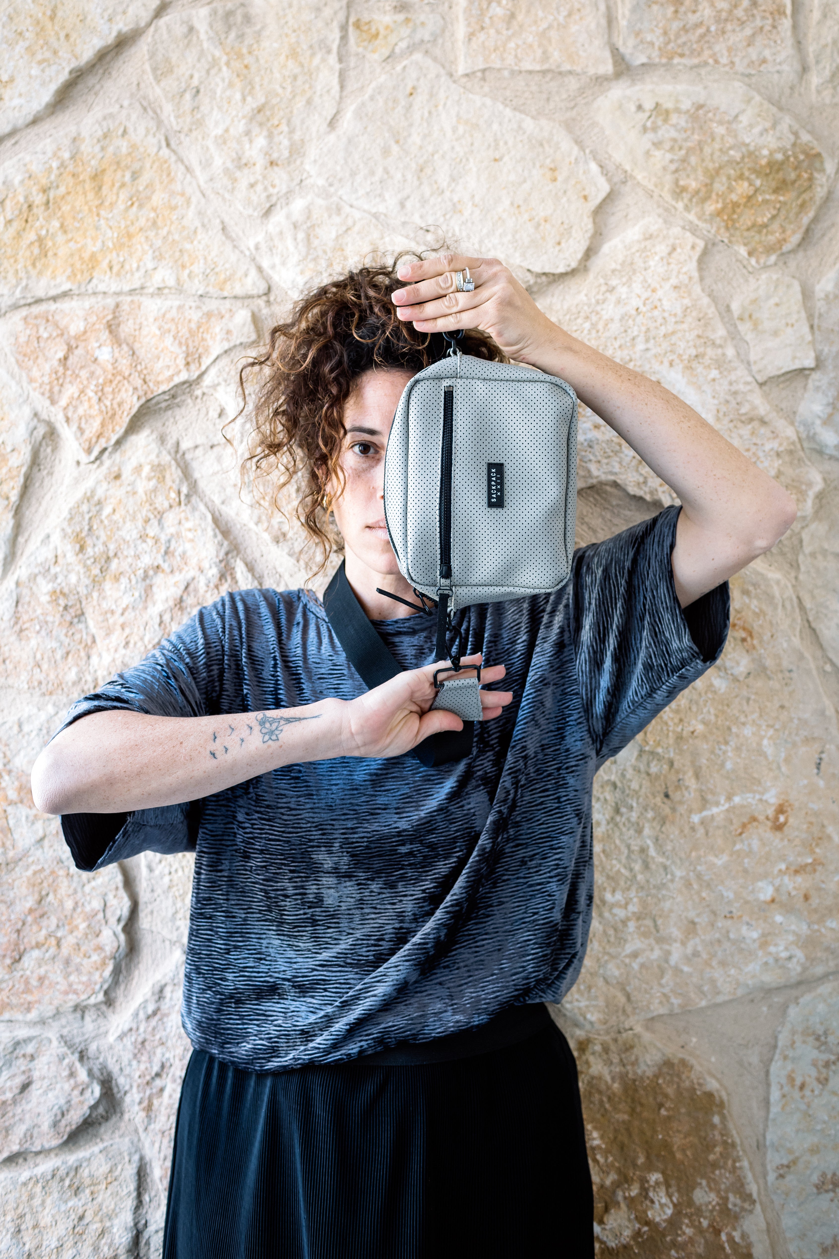 מגי שקפק - אפור